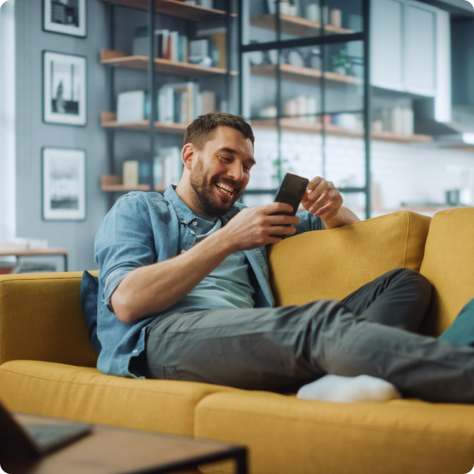 Homme sur son téléphone