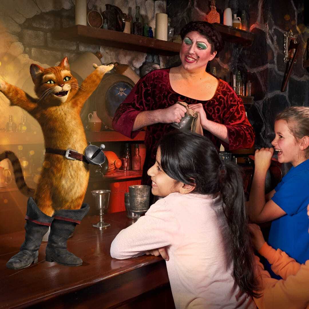 Le Chat Potté sur un comptoir de bar avec des enfants autour